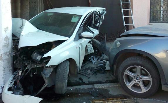 В Алуште BMW всмятку протаранил «народный автомобиль» — фото